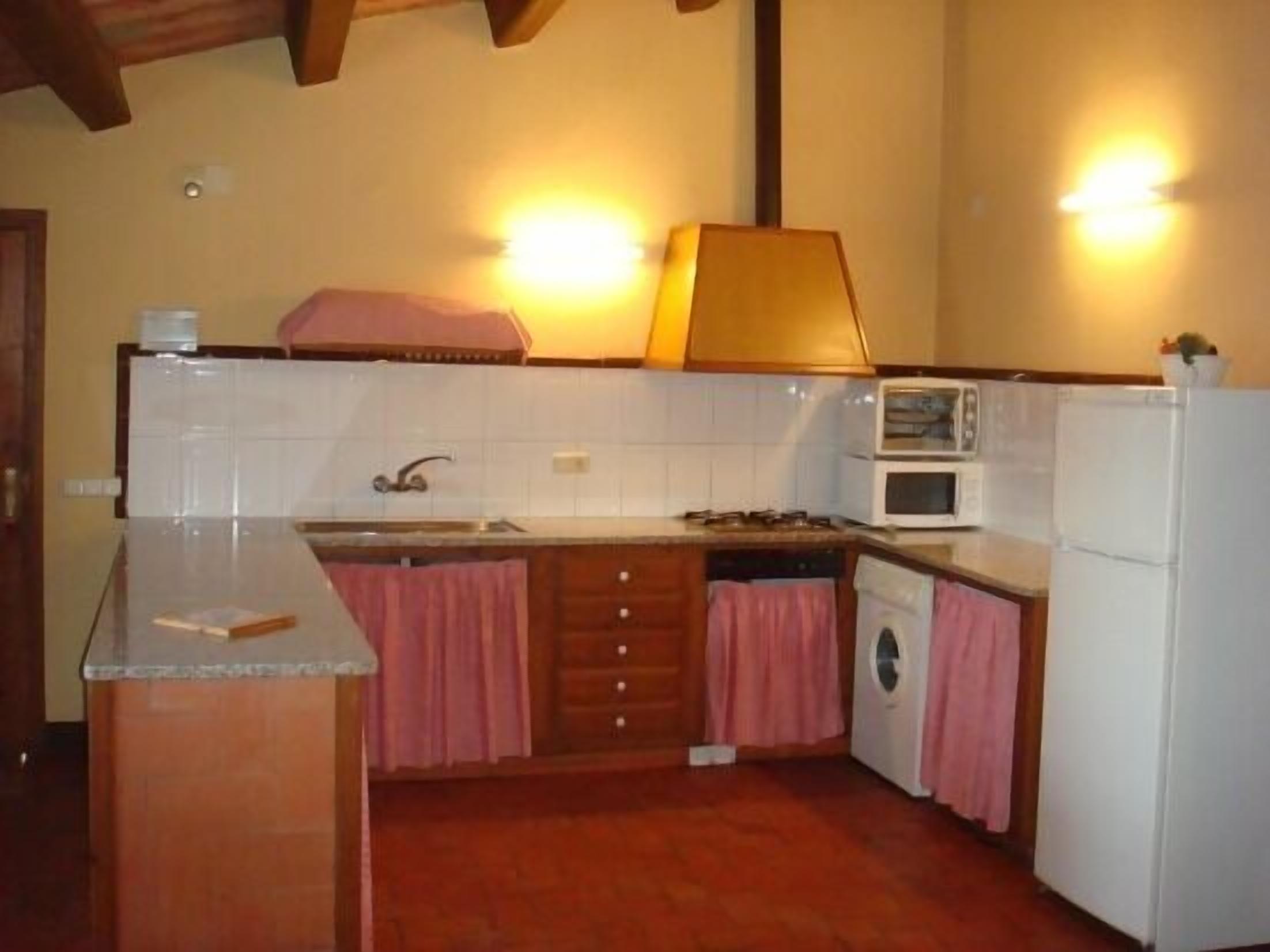 Self catering rural house Can Bartomeu 1 h from Barcelona. Private swimmingpool