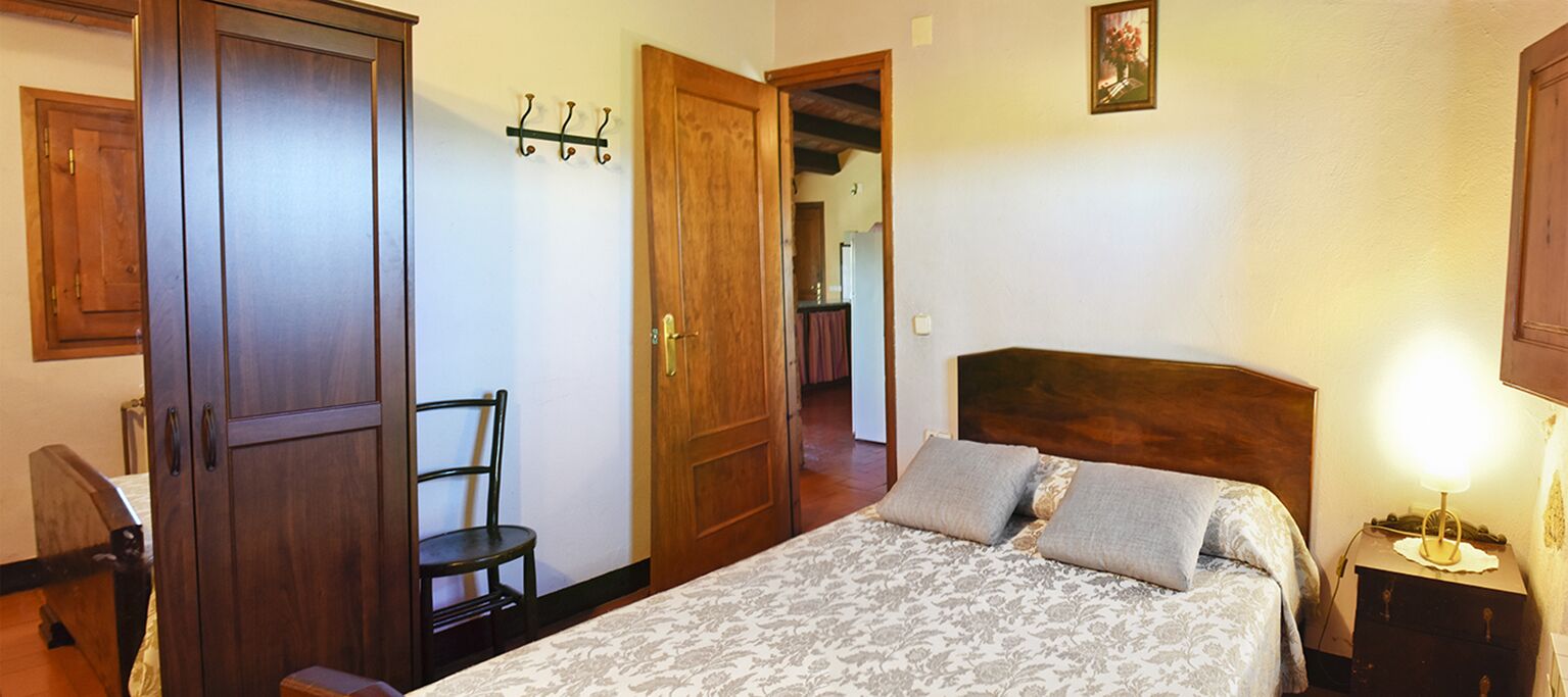 Self catering rural house Can Bartomeu 1 h from Barcelona. Private swimmingpool