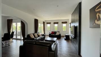 Een smart-tv, een dvd-speler, boeken en een muziekbibliotheek