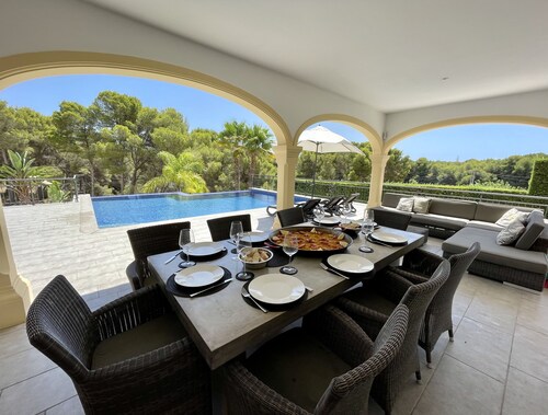 Luxuriöse, geräumige Villa mit privatem Infinity-Pool, nur wenige Gehminuten von Moraira entfernt 