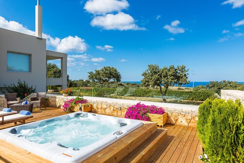 Full Privacy Family Villa Victoria!