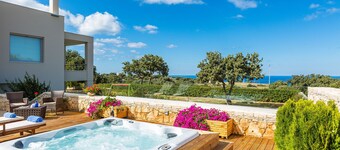 Totale privacy, zwembad en grote tuin, bubbelbad. Gelegen naast de stad Rethymno!