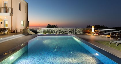 Yhteensä yksityisyyttä, uima-allas ja valtava puutarha, poreallas. Sijaitsee Rethymnon kaupungin vieressä!