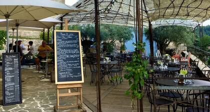 Charmante maison avec joli jardin et riviĂšre Beaume 3 km