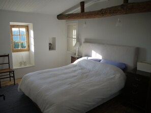 3 habitaciones, tabla de planchar con plancha y cuna de viaje 