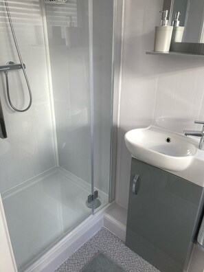 Dusche, Haartrockner, Handtücher, Seife