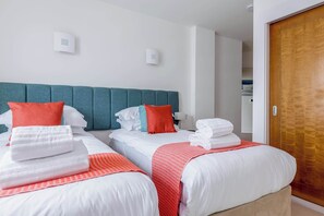 2 habitaciones, tabla de planchar con plancha, wifi y ropa de cama 