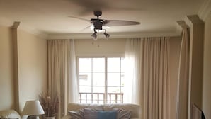 Ein Wohnzimmer mit einer Couch, einem Couchtisch und einer TV-Konsole.
