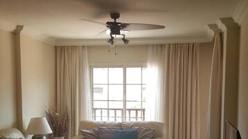 Een televisie, een dvd-speler, boeken en een stereo