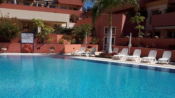 Een verwarmd zwembad