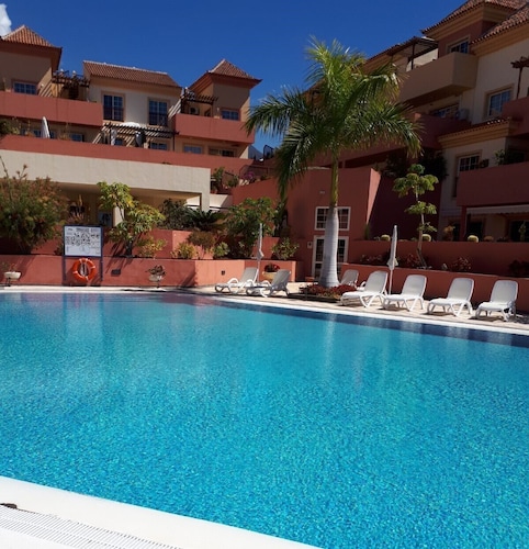 Modern fully equipped apartment in exclusive area with pool.