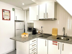 Kjøleskap, mikrobølgeovn, kokeplater og kaffetrakter/tekoker