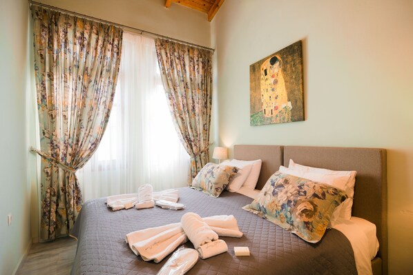 2 Schlafzimmer, Schreibtisch, Bügeleisen/Bügelbrett, Reisekinderbett