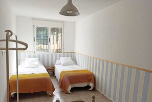 4 bedrooms, bed sheets