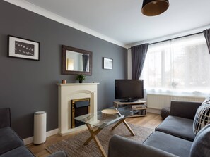 Televisión, reproductor de DVD y oficina 