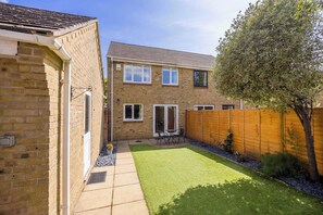 A residential property with a paved patio, a small lawn, and a wooden fence. - Palma - Coastal Home near Harbour and beach (Poole)