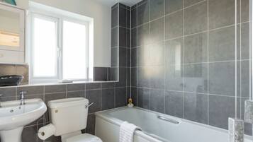 Combined shower/bathtub, free toiletries, hair dryer, towels