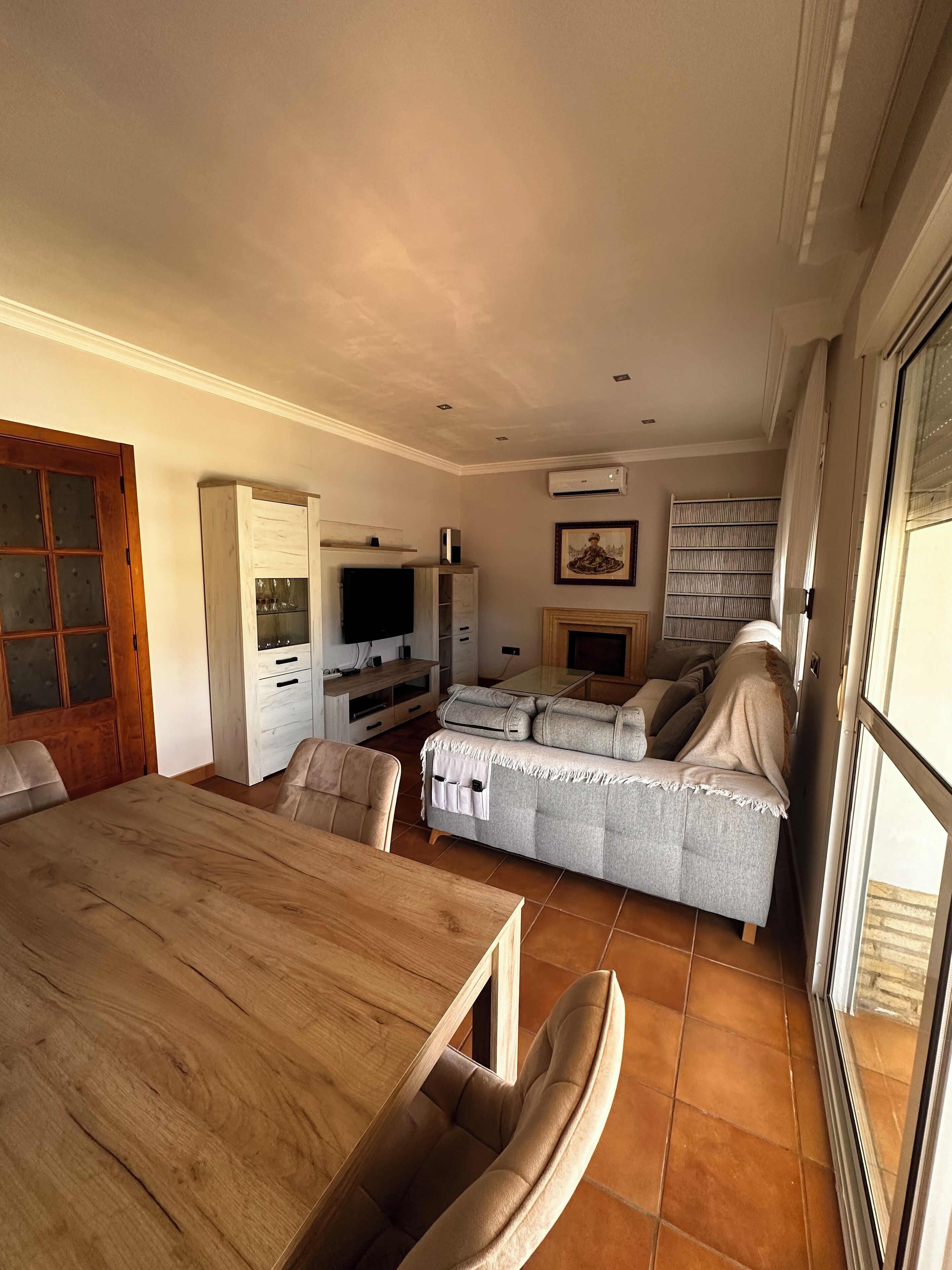 Smart-tv, een open haard, een dvd-speler en boeken