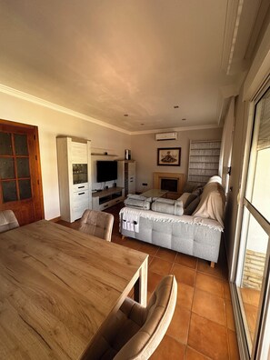 Smart-TV, Kamin, DVD-Player, Bücher