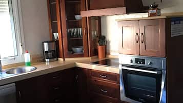 Een koelkast, een microgolfoven, een oven, een kookplaat