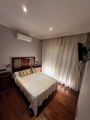 3 Schlafzimmer, Zimmersafe, Schreibtisch, Bügeleisen/Bügelbrett