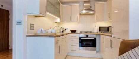 Refrigerador, microondas, horno, placa de cocina