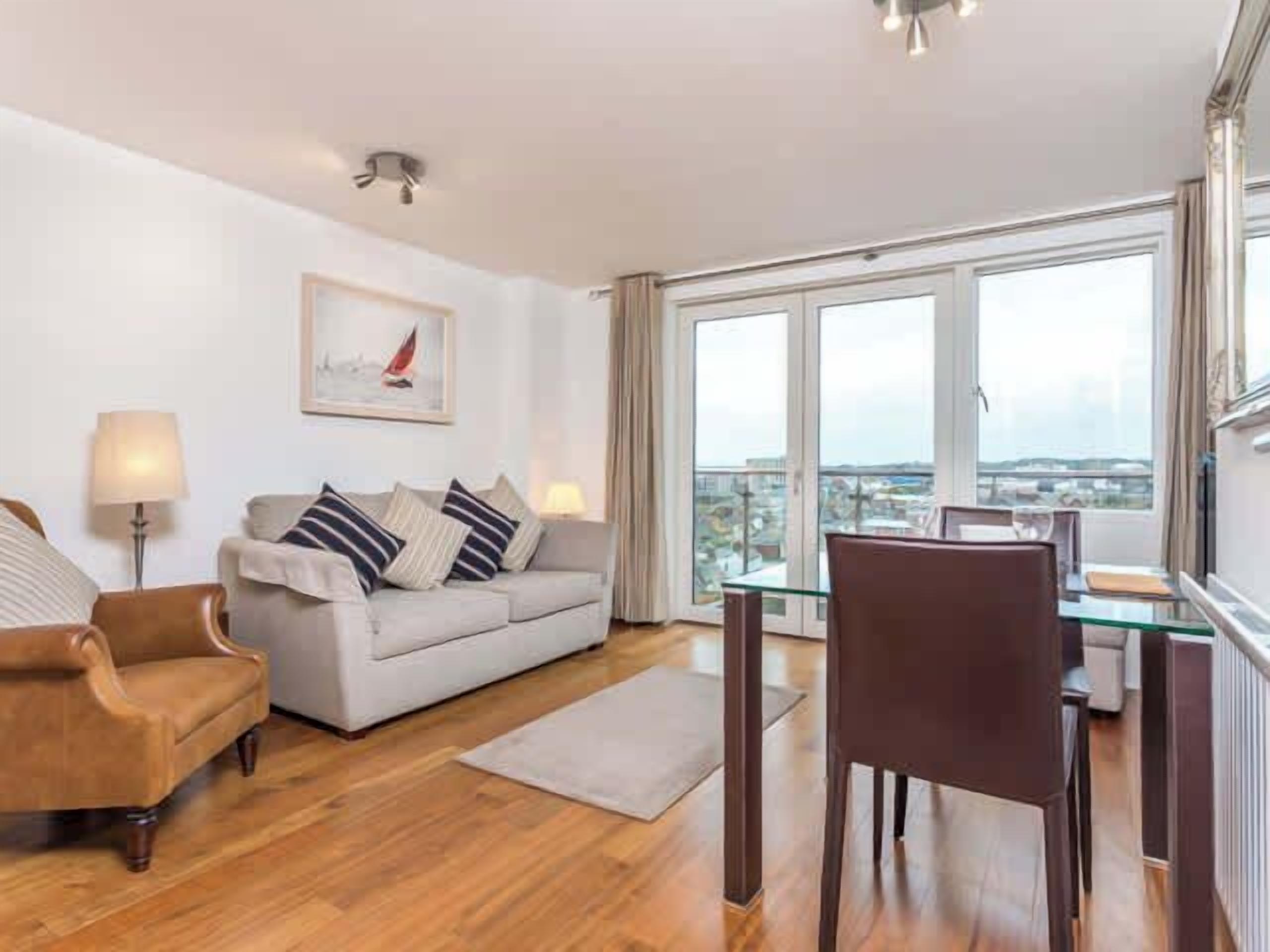 تلفزيون، مشغل دي في دي، مكتب