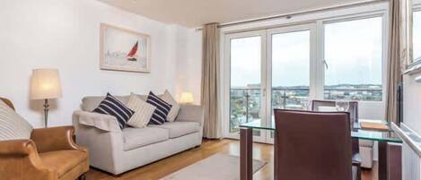 تلفزيون، مشغل دي في دي، مكتب