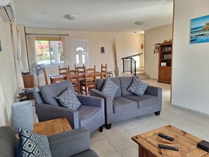 Smart TV, DVD player, livros, videoteca