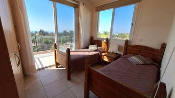 3 chambres, coffres-forts dans les chambres, fer et planche Ă repasser