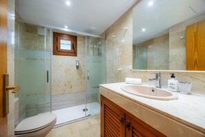 Chuveiro, secador de cabelo, toalhas de banho