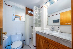 Chuveiro, secador de cabelo, toalhas de banho 