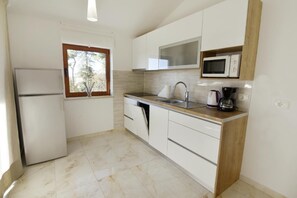 Refrigerador, microondas, placa de cocina, lavavajillas