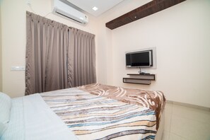 Deluxe-Zimmer, barrierefrei, Stadtblick | Schreibtisch, Verdunkelungsvorhänge, schallisolierte Zimmer