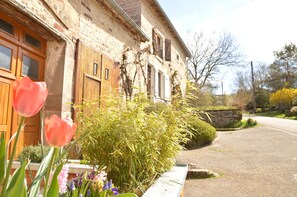 Exterior detail - Small rustic cottage with terrace u. Hochgarten in outskirts (Tignécourt)
