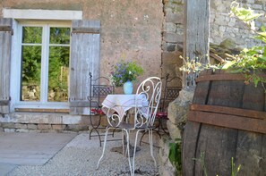 Outdoor dining - Small rustic cottage with terrace u. Hochgarten in outskirts (Tignécourt)