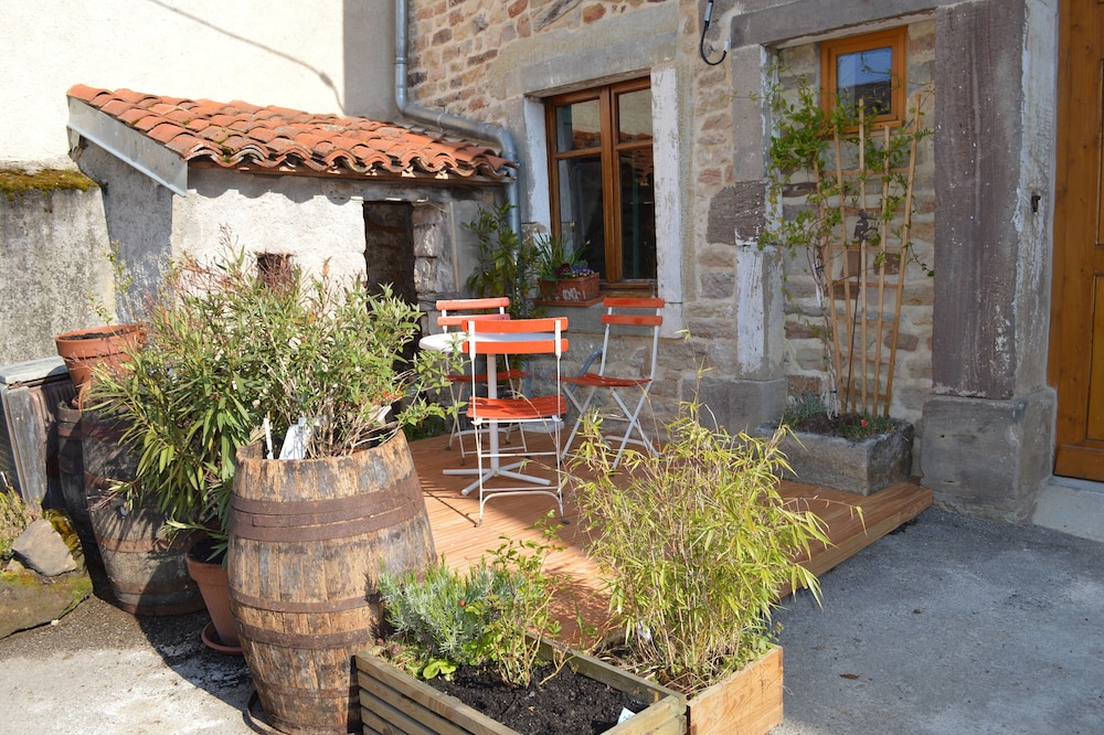Small rustic cottage with terrace u. Hochgarten in outskirts