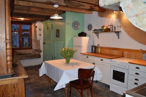 Fridge, microwave, oven, stovetop - Small rustic cottage with terrace u. Hochgarten in outskirts (Tignécourt)