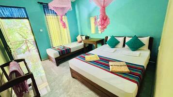 Triple Room | Desk, soundproofing, iron/ironing board, free WiFi