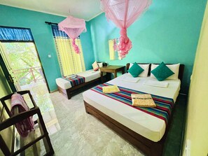 Dreibettzimmer | Schreibtisch, schallisolierte Zimmer, Bügeleisen/Bügelbrett