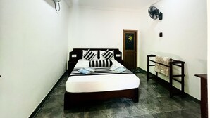 Deluxe Double Room with Free Cookery Lesson per stay | Bureau, système d’insonorisation, fer et planche à repasser