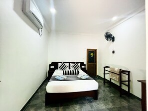 Deluxe Double Room with Free Cookery Lesson per stay | Desk, soundproofing, iron/ironing board, free WiFi - Gangadiya Rest (Sigiriya)
