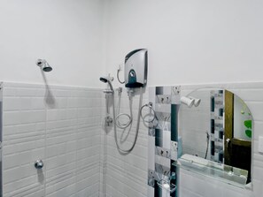 Deluxe Double Room with Free Cookery Lesson per stay | Salle de bain | Douche, bidet, serviettes fournies