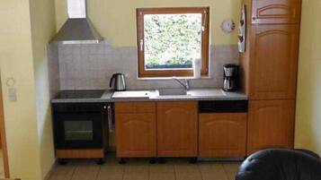 Een koelkast, een magnetron, een oven, een vaatwasser