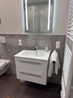 Dusche, Haartrockner, Handtücher, Seife