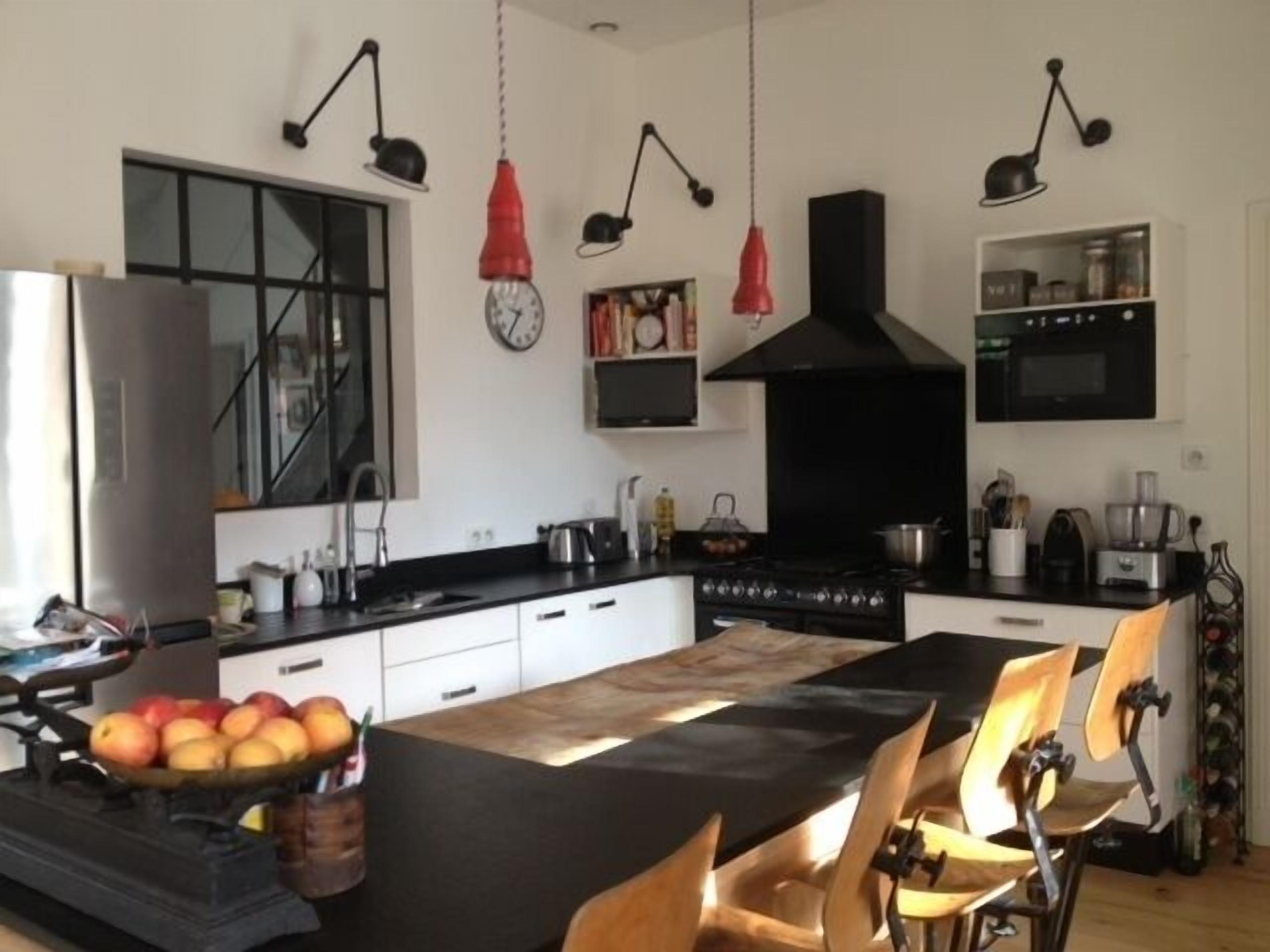 2 independent houses with heated pool, small view of the Basin. 7 bedrooms. 