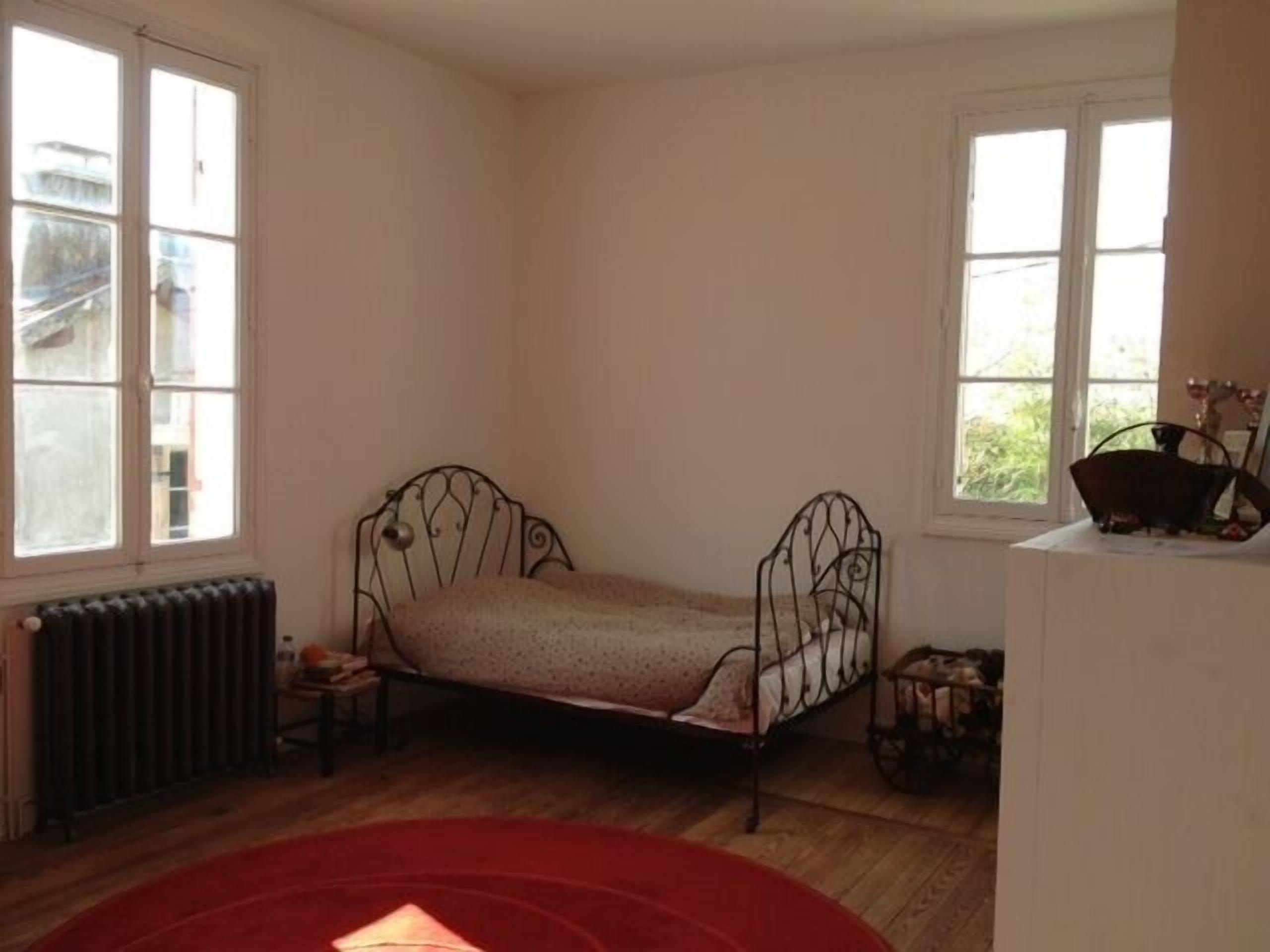 2 independent houses with heated pool, small view of the Basin. 7 bedrooms. 