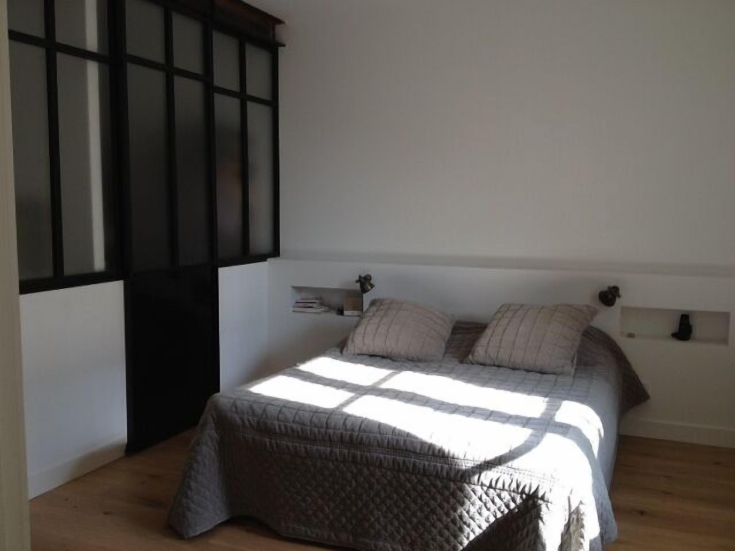 2 independent houses with heated pool, small view of the Basin. 7 bedrooms. 