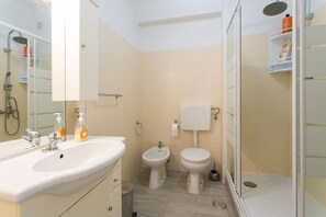 A bathroom with a sink, bidet, toilet, and shower. - Isabel Dream IV, 4 Km from Sintra, train at 400m (Algueirão-Mem Martins)