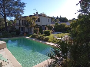 Una piscina al aire libre